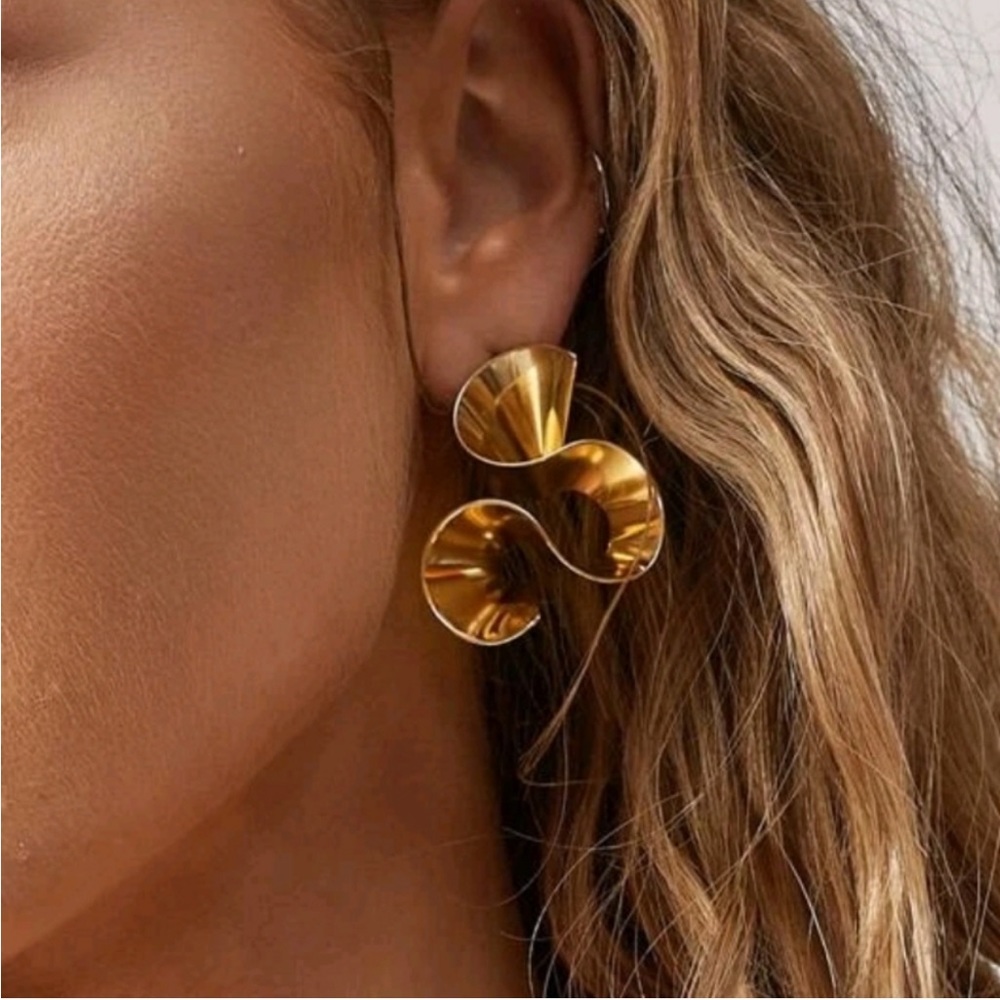 Modern Gold twist statement stud earrings